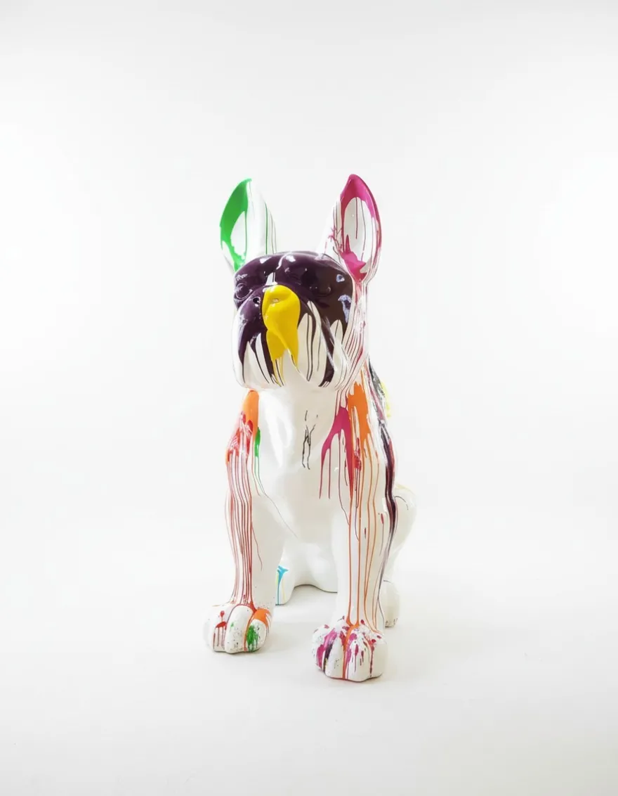 Casa Padrino Luxus Deko Skulptur Hund Bulldogge Sitzt Im Trash H. 170 cm - Riesige Gartenskulptur - Lebensgroße Skulptur - XXL Deko Skulptur - XXL Deko Figur