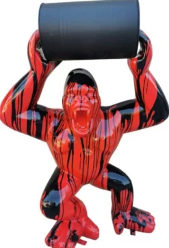 Casa Padrino Luxus Deko Skulptur Gorilla Affe mit Fass Rot / Schwarz H. 140 cm - Große Deko Figur - XXL Deko Skulptur - XXL Deko Figur - Wohnzimmer Deko - Garten Deko - Luxus Figuren