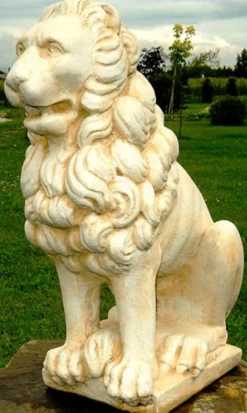 Casa Padrino Luxus Deko Skulptur Löwe Beige / Weiß 36 x 27 x H. 58 cm - Prunkvolle Gartendeko