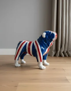 Casa Padrino Luxus Deko Skulptur Hund Bulldog Englische Flagge H. 160 cm - Riesige Gartenskulptur - Lebensgroße Skulptur - XXL Deko Skulptur - XXL Deko Figur