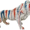 Casa Padrino Luxus Deko Skulptur Löwe Weiß / Blau / Rot 100 x H. 68 cm - Große Deko Figur - XXL Deko Skulptur - XXL Deko Figur - XXL Tierfigur - Wohnzimmer Deko - Garten Deko - Deko XXL Figuren