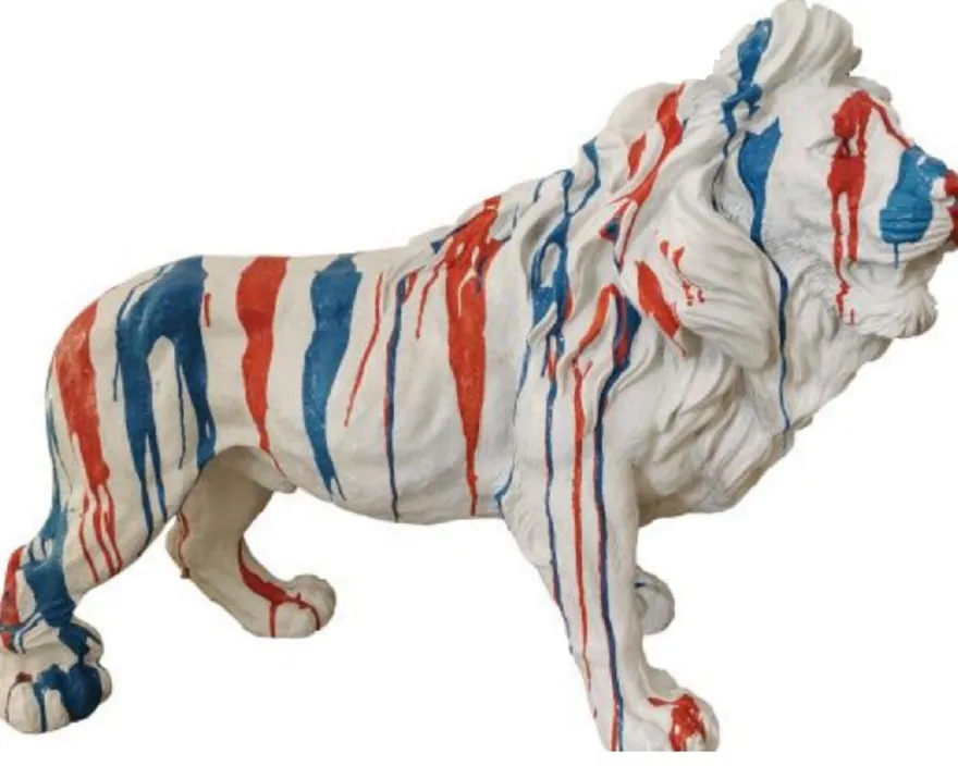 Casa Padrino Luxus Deko Skulptur Löwe Weiß / Blau / Rot 100 x H. 68 cm - Große Deko Figur - XXL Deko Skulptur - XXL Deko Figur - XXL Tierfigur - Wohnzimmer Deko - Garten Deko - Deko XXL Figuren