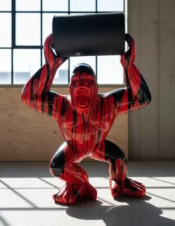 Casa Padrino Luxus Deko Skulptur Affe Gorilla Tonneau Matt Trash Rot Schwarz H. 140 cm - Riesige Gartenskulptur - Lebensgroße Skulptur - XXL Deko Skulptur - XXL Deko Figur