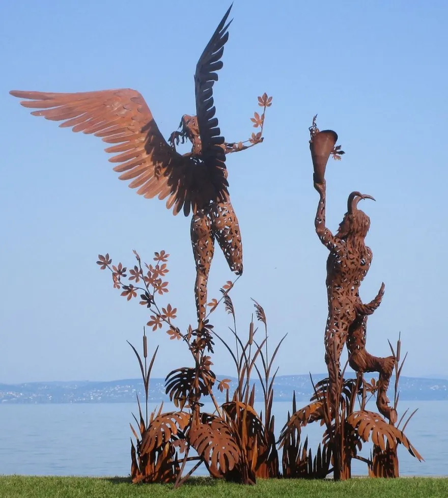 Casa Padrino Luxus Deko Skulptur Engel und Pan Rost 325 x 173 x H. 370 cm - Riesige Metall Skulptur - Riesige Garten Deko Figur - Garten Skulpturen - Metall Skulpturen