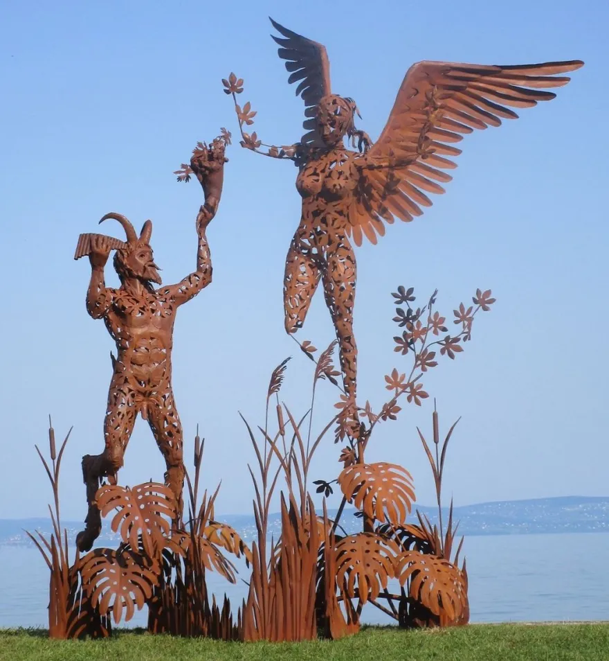 Casa Padrino Luxus Deko Skulptur Engel und Pan Rost 325 x 173 x H. 370 cm - Riesige Metall Skulptur - Riesige Garten Deko Figur - Garten Skulpturen - Metall Skulpturen