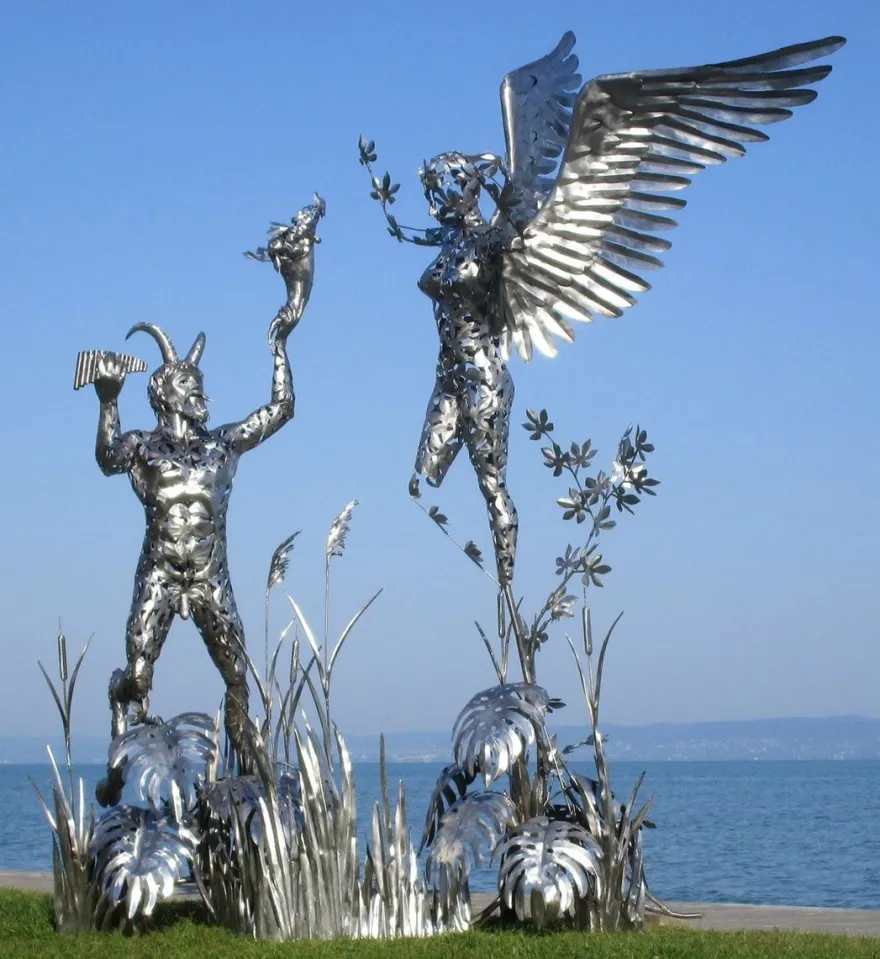 Casa Padrino Luxus Deko Skulptur Engel und Pan Silber 325 x 173 x H. 370 cm - Riesige Edelstahl Skulptur - Riesige Garten Deko Figur - Garten Skulpturen - Metall Skulpturen