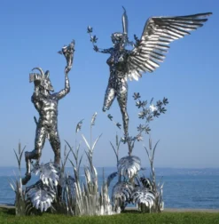 Casa Padrino Luxus Deko Skulptur Engel und Pan Silber 325 x 173 x H. 370 cm - Riesige Edelstahl Skulptur - Riesige Garten Deko Figur - Garten Skulpturen - Metall Skulpturen