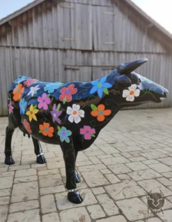 Casa Padrino Luxus Deko Skulptur Kuh Schwarz Bunte Blumen H. 155 cm - Riesige Gartenskulptur - Lebensgroße Skulptur - XXL Deko Skulptur - XXL Deko Figur