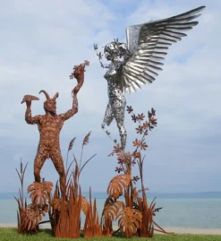 Casa Padrino Luxus Deko Skulptur Engel und Pan Rost / Silber 325 x 173 x H. 370 cm - Riesige Metall Skulptur - Riesige Garten Deko Figur - Garten Skulpturen - Metall Skulpturen