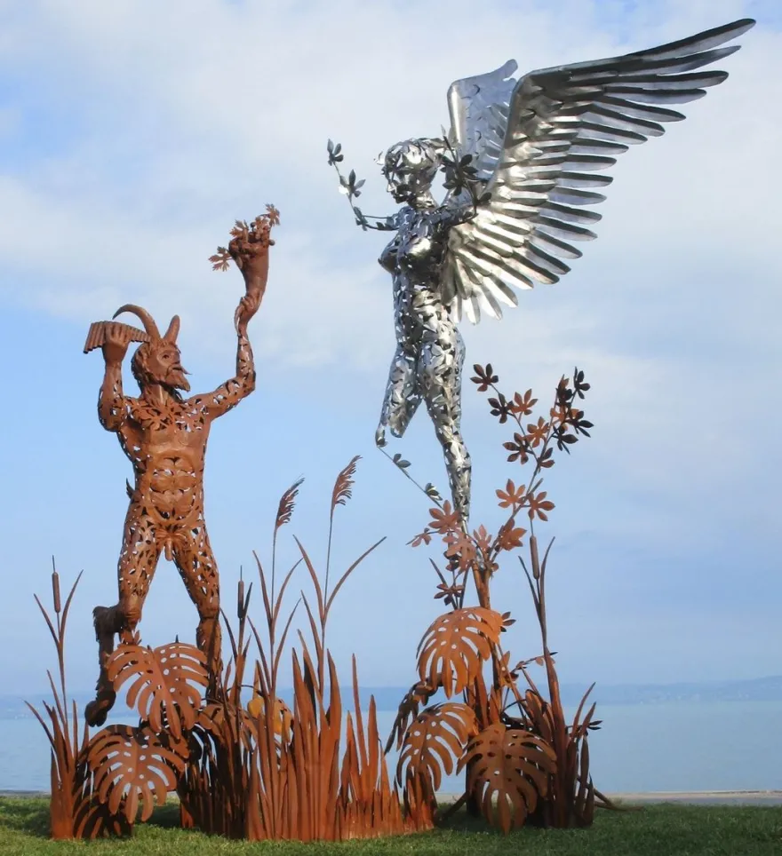Casa Padrino Luxus Deko Skulptur Engel und Pan Rost / Silber 325 x 173 x H. 370 cm - Riesige Metall Skulptur - Riesige Garten Deko Figur - Garten Skulpturen - Metall Skulpturen