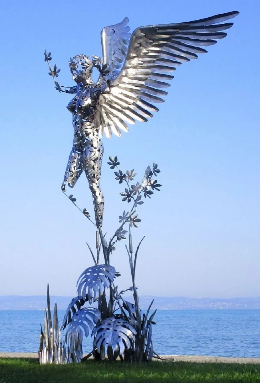 Casa Padrino Luxus Deko Skulptur Engel Silber 200 x 145 x H. 370 cm - Riesige Edelstahl Skulptur - Riesige Garten Deko Figur - Garten Skulpturen - Metall Skulpturen