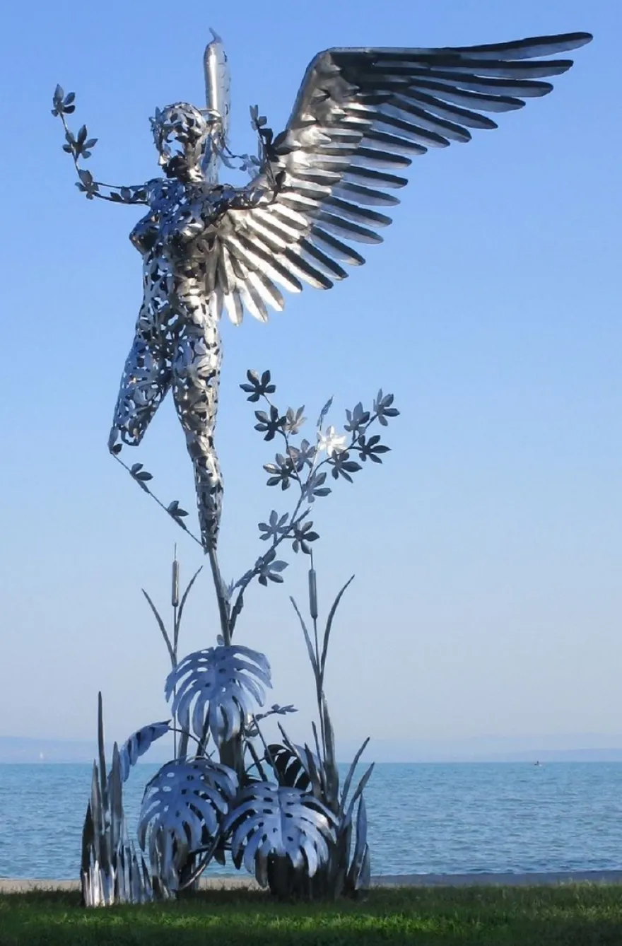 Casa Padrino Luxus Deko Skulptur Engel Silber 200 x 145 x H. 370 cm - Riesige Edelstahl Skulptur - Riesige Garten Deko Figur - Garten Skulpturen - Metall Skulpturen