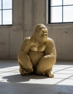 Casa Padrino Luxus Deko Skulptur Affe Sitzend Gorilla Gold H. 75 cm - Deko Skulptur - Deko Figur - Tierfigur - Gartendeko