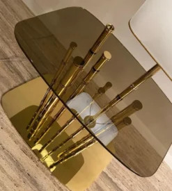 Casa Padrino Luxus Designer Beistelltisch Bambus Gold / Schwarz / Weiß 70 x 45 x H. 40 cm - Vergoldeter Messing Nachttisch mit Glasplatte und integrierter Tischleuchte - Hotel Möbel - Luxus Qualität