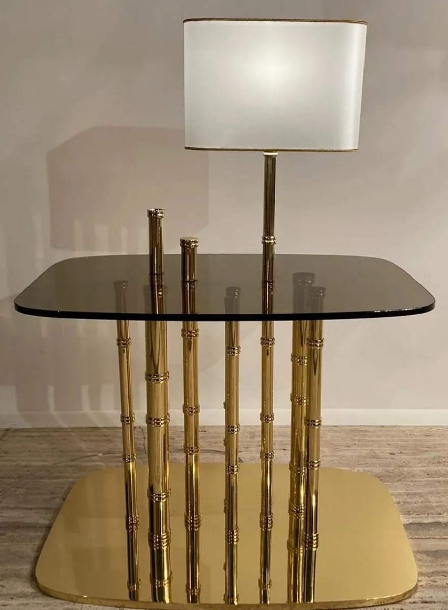 Casa Padrino Luxus Designer Beistelltisch Bambus Gold / Schwarz / Weiß 70 x 45 x H. 40 cm - Vergoldeter Messing Nachttisch mit Glasplatte und integrierter Tischleuchte - Hotel Möbel - Luxus Qualität