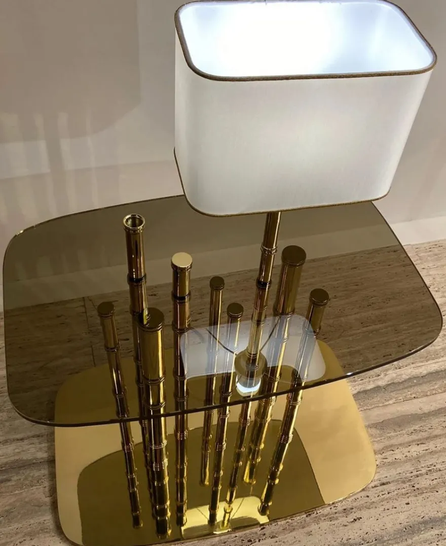 Casa Padrino Luxus Designer Beistelltisch Bambus Gold / Schwarz / Weiß 70 x 45 x H. 40 cm - Vergoldeter Messing Nachttisch mit Glasplatte und integrierter Tischleuchte - Hotel Möbel - Luxus Qualität