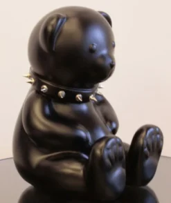 Casa Padrino Luxus Designer Dekofigur Teddybär mit Halsband Schwarz / Silber H. 31 cm - Kunstharz Deko Skulptur - Luxus Deko Figur - Designer Deko Figur - Luxus Accessoires