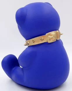 Casa Padrino Luxus Designer Dekofigur Teddybär mit Halsband Blau / Gold H. 31 cm - Kunstharz Deko Skulptur - Luxus Deko Figur - Designer Deko Figur - Luxus Accessoires