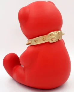 Casa Padrino Luxus Designer Dekofigur Teddybär mit Halsband Rot / Gold H. 31 cm - Kunstharz Deko Skulptur - Luxus Deko Figur - Designer Deko Figur - Luxus Accessoires