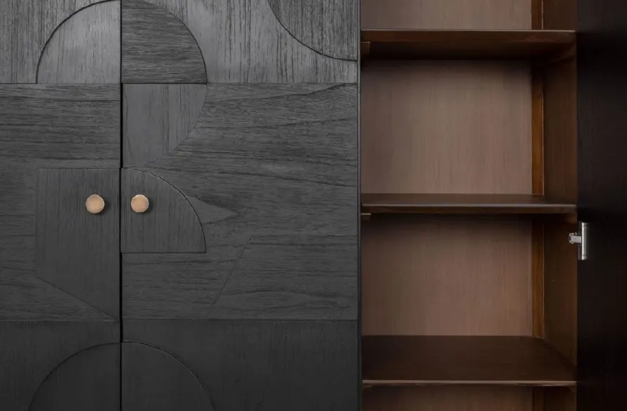 Casa Padrino Luxus Designer Schrank Schwarz 130 x 45 x H. 190 cm - Massivholz Regalschrank mit 3 Türen - Schlafzimmer Schrank - Wohnzimmer Schrank - Büro Schrank - Luxus Möbel