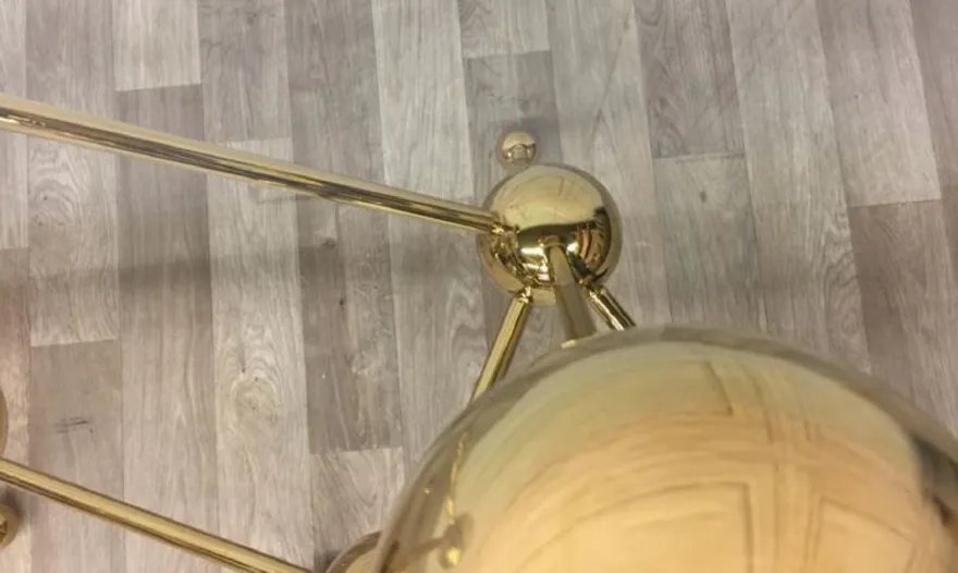 Casa Padrino Luxus Designer Schreibtisch Gold 160 x 75 x H. 77 cm - Metall Bürotisch mit gebogener Glasplatte - Computertisch - Luxus Designer Büro Möbel