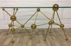 Casa Padrino Luxus Designer Schreibtisch Gold 160 x 75 x H. 77 cm - Metall Bürotisch mit gebogener Glasplatte - Computertisch - Luxus Designer Büro Möbel