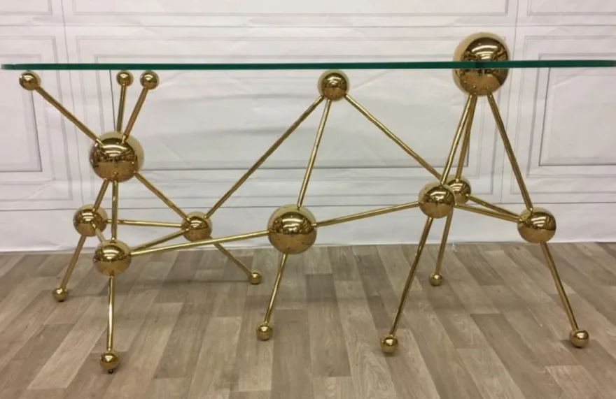 Casa Padrino Luxus Designer Schreibtisch Gold 160 x 75 x H. 77 cm - Metall Bürotisch mit gebogener Glasplatte - Computertisch - Luxus Designer Büro Möbel