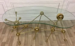 Casa Padrino Luxus Designer Schreibtisch Gold 160 x 75 x H. 77 cm - Metall Bürotisch mit gebogener Glasplatte - Computertisch - Luxus Designer Büro Möbel
