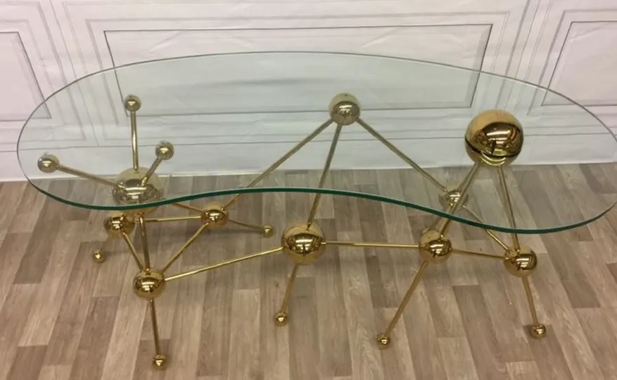 Casa Padrino Luxus Designer Schreibtisch Gold 160 x 75 x H. 77 cm - Metall Bürotisch mit gebogener Glasplatte - Computertisch - Luxus Designer Büro Möbel