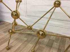 Casa Padrino Luxus Designer Schreibtisch Gold 160 x 75 x H. 77 cm - Metall Bürotisch mit gebogener Glasplatte - Computertisch - Luxus Designer Büro Möbel