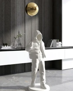 Casa Padrino Luxus Designer XXL Deko Skulptur Junge mit Luftballon Weiß / Gold H. 68 cm - XXL Kunstharz Deko Figur - Wohnzimmer Deko - Luxus Designer Deko Accessoires - Luxus Qualität