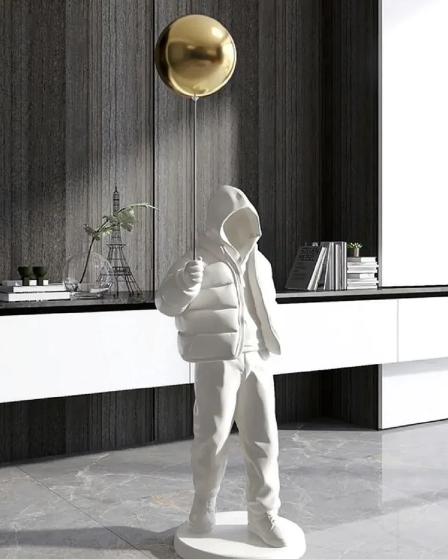 Casa Padrino Luxus Designer XXL Deko Skulptur Junge mit Luftballon Weiß / Gold H. 68 cm - XXL Kunstharz Deko Figur - Wohnzimmer Deko - Luxus Designer Deko Accessoires - Luxus Qualität