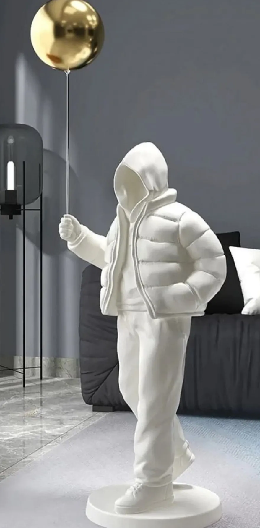 Casa Padrino Luxus Designer XXL Deko Skulptur Junge mit Luftballon Weiß / Gold H. 68 cm - XXL Kunstharz Deko Figur - Wohnzimmer Deko - Luxus Designer Deko Accessoires - Luxus Qualität