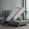 Casa Padrino Luxus Doppelbett Grau / Weiß / Silber 180 x 200 cm - Massivholz Bett mit Kopfteil und Matratze - Schlafzimmer Möbel - Hotel Möbel - Luxus Möbel - Luxus Einrichtung