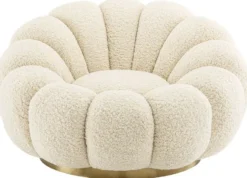 Casa Padrino Luxus Drehsessel Creme / Messing 115 x 118 x H. 67 cm - Wohnzimmer Sessel - Lounge Sessel - Wohnzimmer Möbel - Luxus Möbel - Wohnzimmer Einrichtung - Luxus Einrichtung - Möbel Luxus