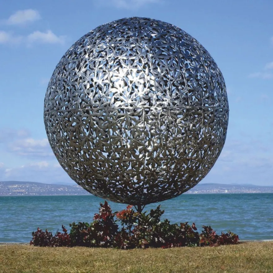 Casa Padrino Luxus Edelstahl Garten Deko Skulptur Kugel Silber Ø 170 x H. 200 cm