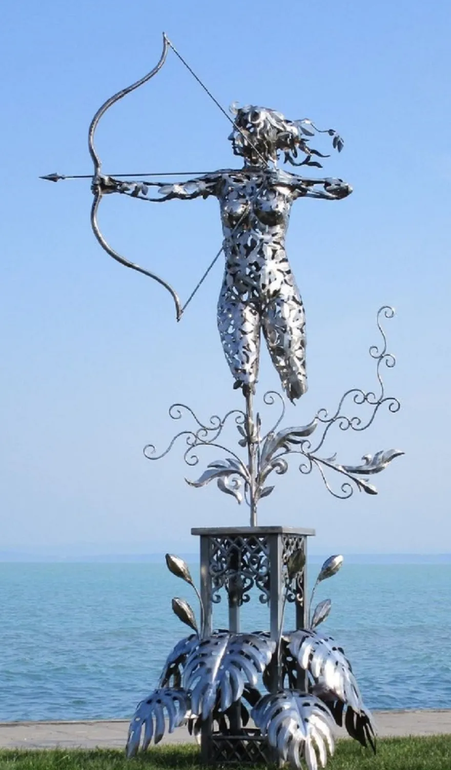 Casa Padrino Luxus Edelstahl Garten Skulptur Frau mit Bogen Silber 160 x 100 x H. 328 cm - Handgefertigte Wetterbeständige Garten Dekoration - Luxus Kollektion