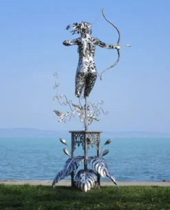 Casa Padrino Luxus Edelstahl Garten Skulptur Frau mit Bogen Silber 160 x 100 x H. 328 cm - Handgefertigte Wetterbeständige Garten Dekoration - Luxus Kollektion