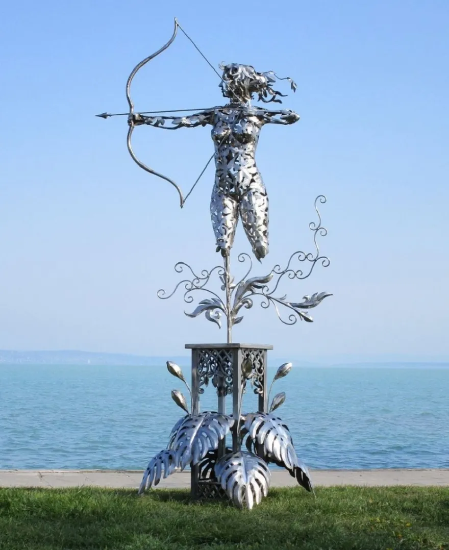 Casa Padrino Luxus Edelstahl Garten Skulptur Frau mit Bogen Silber 160 x 100 x H. 328 cm - Handgefertigte Wetterbeständige Garten Dekoration - Luxus Kollektion