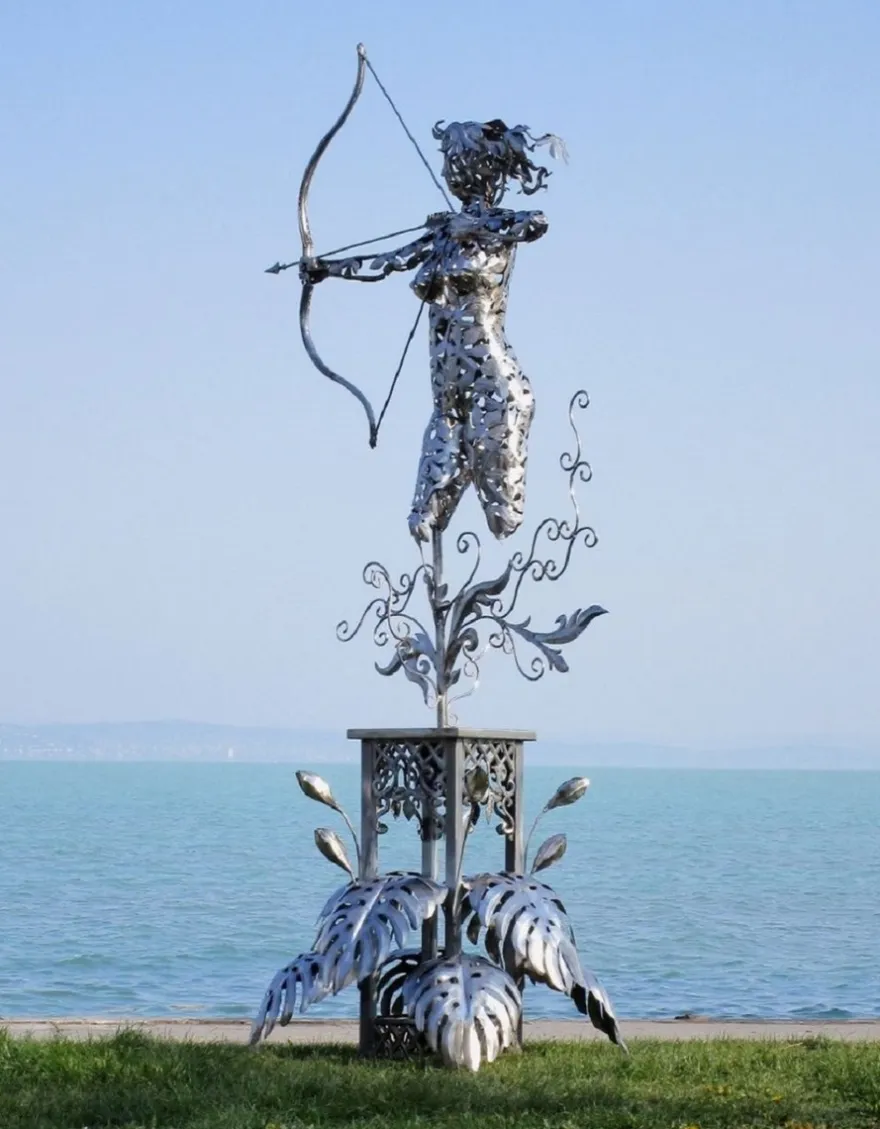 Casa Padrino Luxus Edelstahl Garten Skulptur Frau mit Bogen Silber 160 x 100 x H. 328 cm - Handgefertigte Wetterbeständige Garten Dekoration - Luxus Kollektion