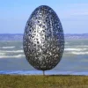 Casa Padrino Luxus Edelstahl Garten Skulptur Ei Silber Ø 75 x H. 130 cm - Handgefertigte Wetterbeständige Garten Dekoration - Luxus Kollektion
