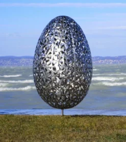 Casa Padrino Luxus Edelstahl Garten Skulptur Ei Silber Ø 75 x H. 130 cm - Handgefertigte Wetterbeständige Garten Dekoration - Luxus Kollektion