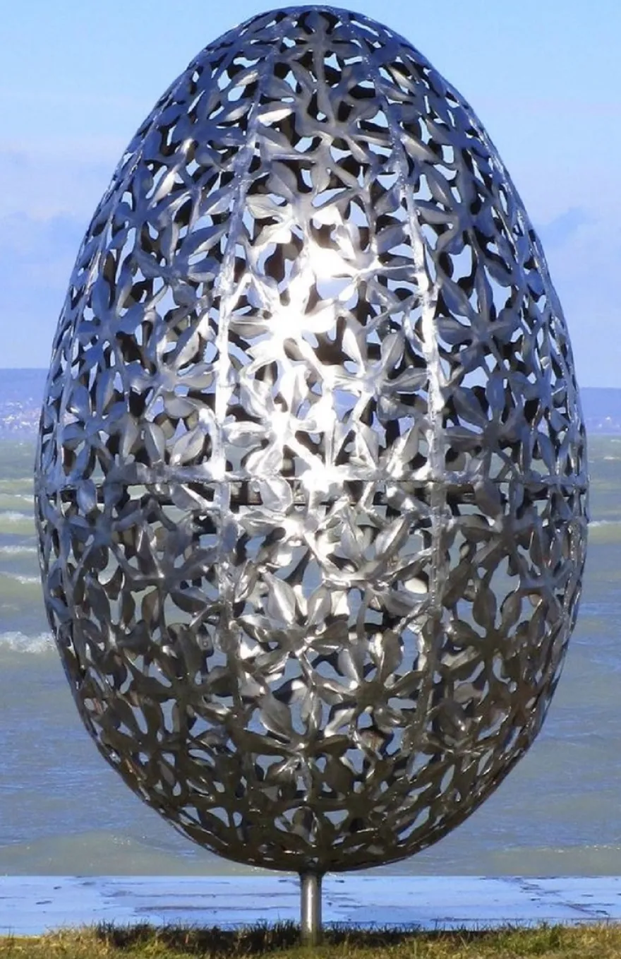 Casa Padrino Luxus Edelstahl Garten Skulptur Ei Silber Ø 75 x H. 130 cm - Handgefertigte Wetterbeständige Garten Dekoration - Luxus Kollektion