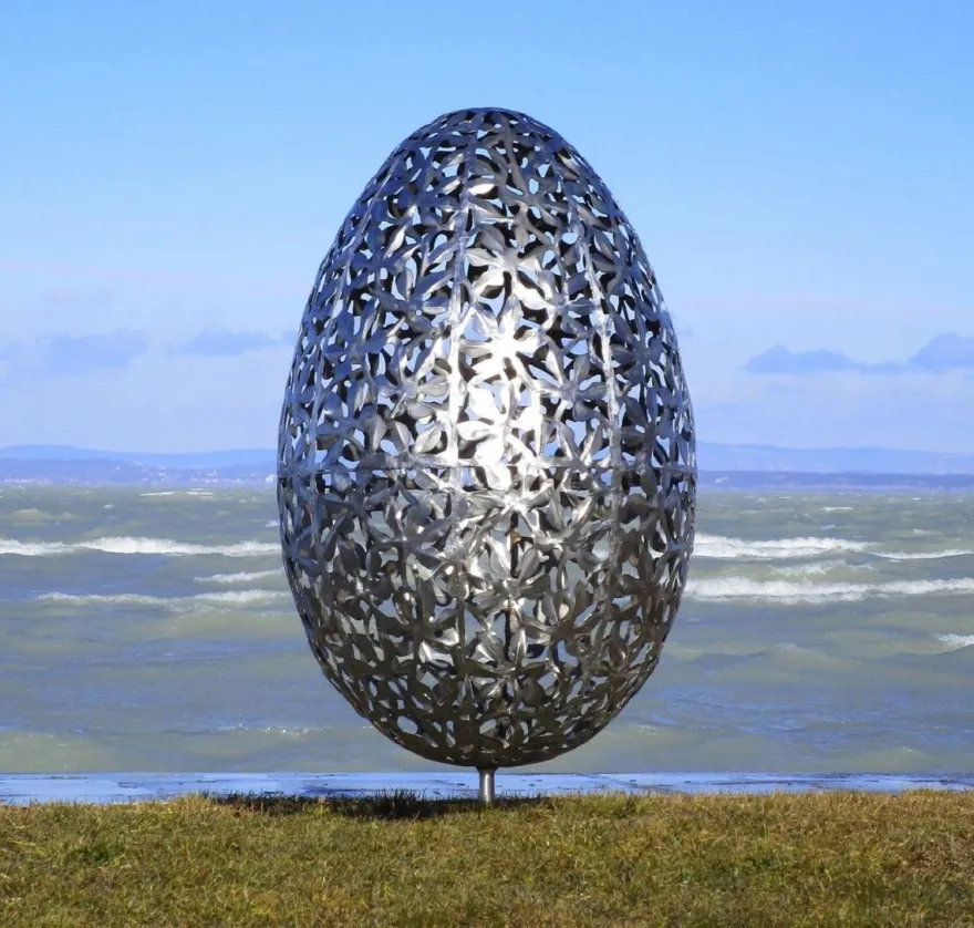 Casa Padrino Luxus Edelstahl Garten Skulptur Ei Silber Ø 75 x H. 130 cm - Handgefertigte Wetterbeständige Garten Dekoration - Luxus Kollektion