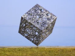 Casa Padrino Luxus Edelstahl Garten Skulptur Würfel Silber 150 x 130 x H. 170 cm - Handgefertigte Wetterbeständige Garten Dekoration - Luxus Kollektion