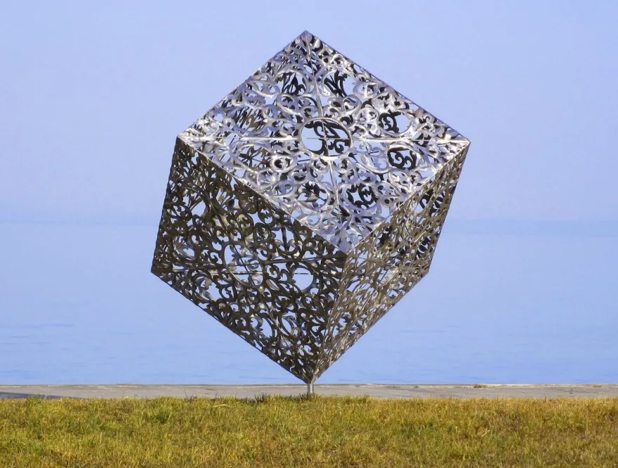 Casa Padrino Luxus Edelstahl Garten Skulptur Würfel Silber 150 x 130 x H. 170 cm - Handgefertigte Wetterbeständige Garten Dekoration - Luxus Kollektion
