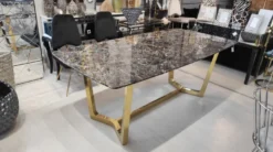 Casa Padrino Luxus Esstisch Braun / Gold 200 x 100 x H. 75 cm - Esszimmer Tisch mit Kunstmarmor Tischplatte - Esszimmer Möbel - Luxus Möbel - Luxus Einrichtung