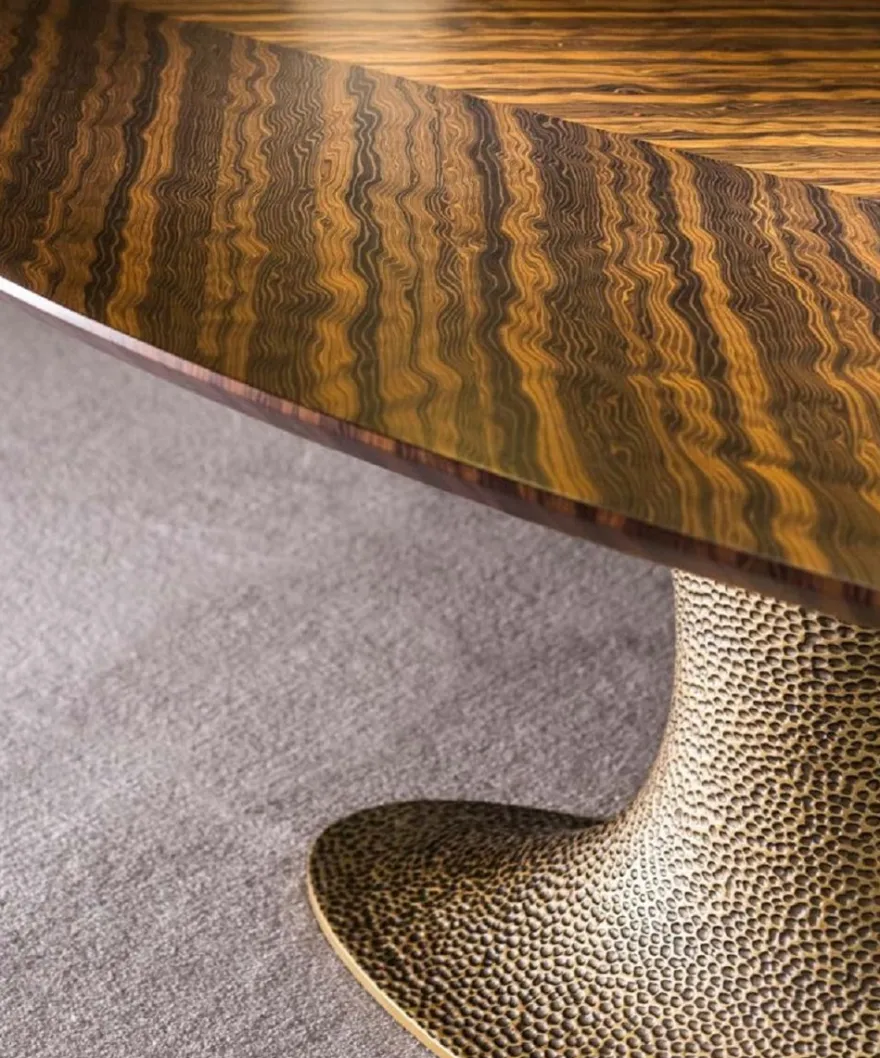 Casa Padrino Luxus Esstisch Braun / Antik Gold 260 x 120 x H. 76 cm - Ovaler Küchentisch mit edler Eukalyptusfurnier Tischplatte und Tischbein in gehämmerter Optik - Luxus Esszimmmer Möbel