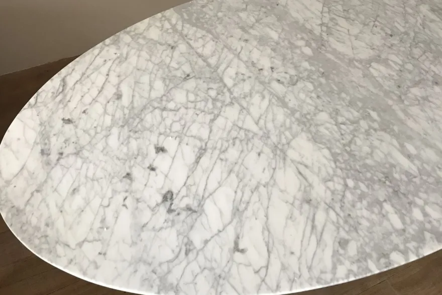 Casa Padrino Luxus Esstisch Weiß / Schwarz 200 x 122 x H. 74 cm - Ovaler Küchentisch mit Carrara Marmor Tischplatte - Luxus Esszimmer Möbel
