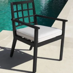 Casa Padrino Luxus Esszimmerstuhl mit Armlehnen Schwarz / Weiß 64,5 x 65 x H. 88,5 cm - Wetterbeständiger Aluminium Stuhl mit Sitzkissen - Garten Terrassen Stuhl - Luxus Qualität